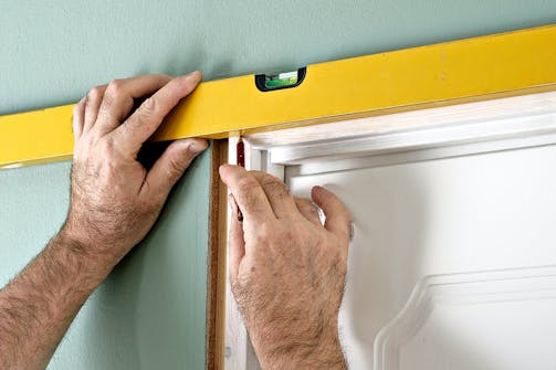 Peitelistojen asennutapa, jossa karmi on suorassa kulmassa Oven peitelistan asennus